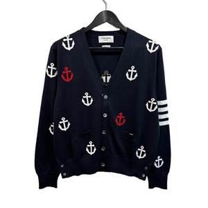 톰브라운 MKC467A Y3007 415 앵커 프린팅 가디건 Thom Browne