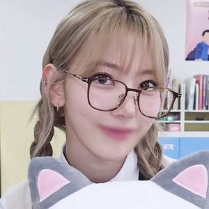 톰포드 블루라이트차단 안경테 TF5923-K-B 가벼운 뿔테 안효섭 사쿠라 착용