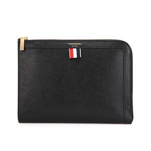 [톰브라운] 남성 미니 Pebble Grain 삼선탭 클러치백 가방(MAC072A 00198 001)