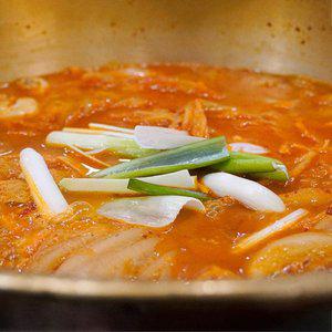 갤러리아 [동부야식] 김치닭매운탕 밀키트 (2-3인분) 닭+김치+양념장+야채세