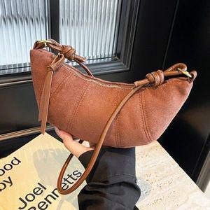 이룸 크로아상 스웨이드 여성 숄더백 가을 겨울 가방 크로