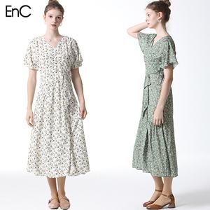 [이엔씨][EnC] 브이넥 사선 프릴 트임 원피스 (택가격 259000원)