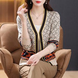 손오반 여자데일리룩 니트 브이넥 키작 스웨터 코트 체크 루즈핏 가을 봄 KUK1