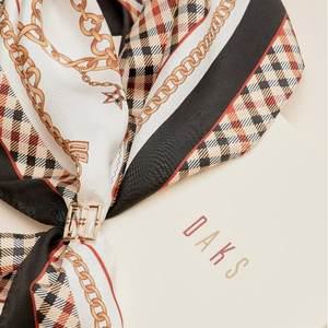 닥스 DAKS DCSC4E824IV GIFLK100%아이보리 체인프린트 쁘띠 삼각스카프링 세트 431525