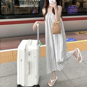 [오노마] ONM 세로 스트라이프 패턴 스모크밴딩 디테일 나시 원피스