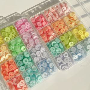 더블 아이 빵 단추 라운드 송진 바느질 버튼, DIY 스크랩북 멀티 컬러 재료 상자, 10mm 색상, 600 개