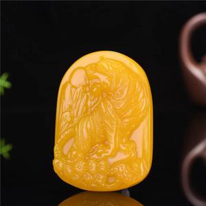 Huanglong Jade Mountain 호랑이 펜던트 치킨 오일 노란색 조디악 호랑이 펜던트 호랑이는 남성과 여성을위한 활력 옥 펜던트를 가져옵니다