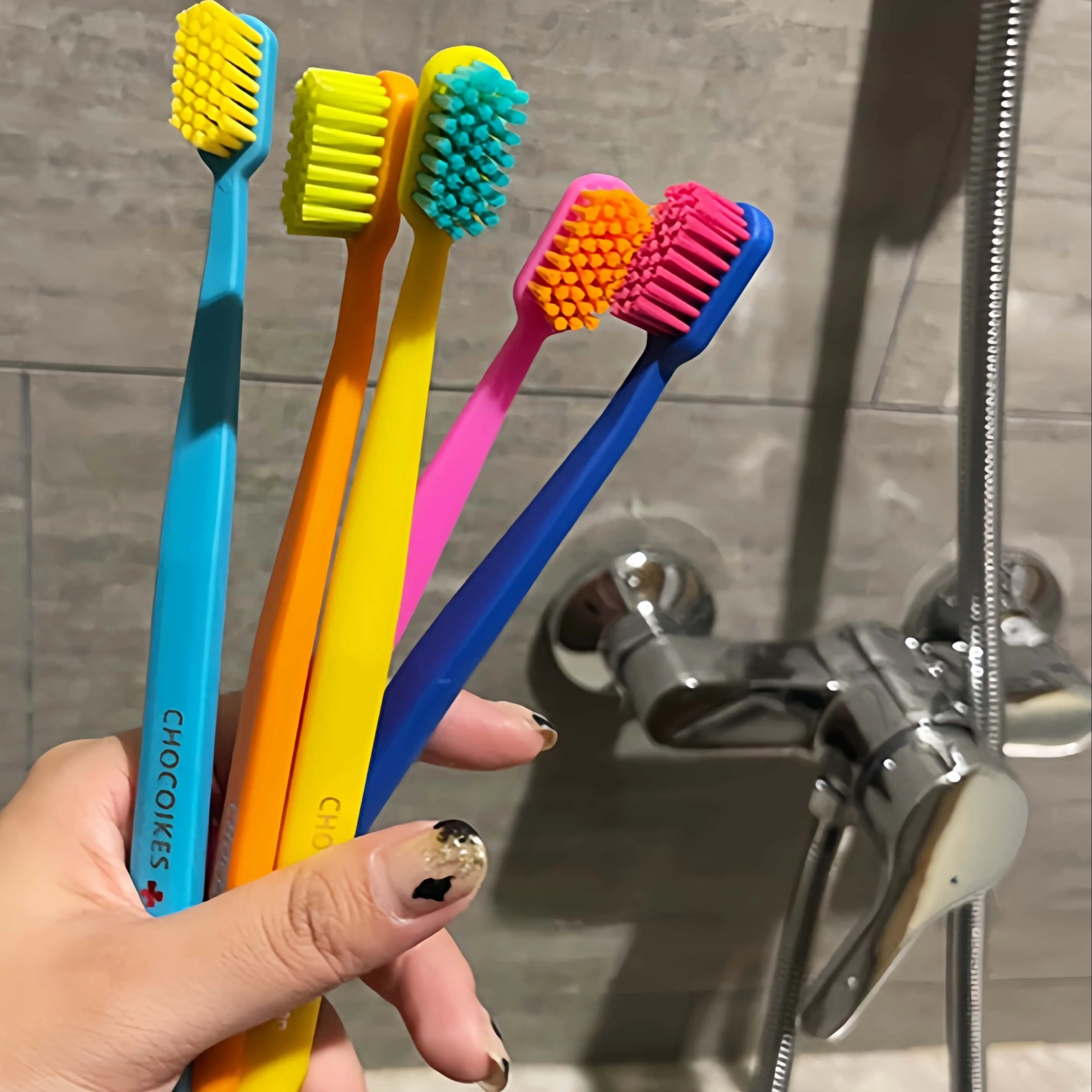 초콜릿 스위스 케어 소프트 나일론 강모 칫솔 세트 5팩, 인체공학적 손잡이, 여행 및 호텔에 이상적인 선택
