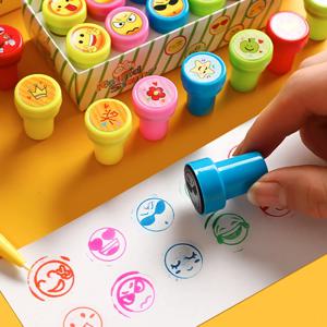 10pcs 우표 만화 웃는 얼굴 어린이 셀프 잉크 우표 어린이 장난감 Scrapbooking 인감 스탬퍼 DIY 그림 사진 앨범 장식