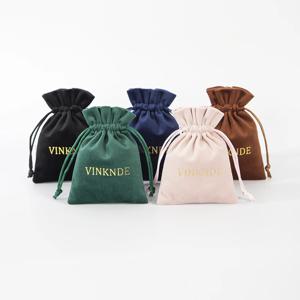 100pcs 사용자 정의 로고 벨벳 보석 주최자 선물 작은 가방 감동 플러시 Drawstring 포장 저장 주머니 결혼식 호의 가방
