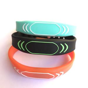 2PCS 새로운 디자인 13.56MHZ ISO14443A MIFARE 클래식 1K 블랙 NFC 실리콘 rfid 손목 밴드