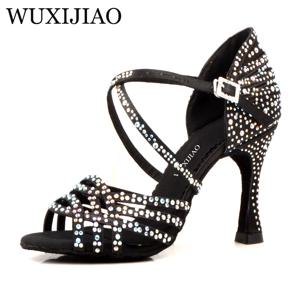 WUXIJIAO 여성 살사 파티 볼룸 신발 라틴 댄스 신발 크고 작은 라인 석 빛나는 피부 블랙 새틴 쿠바 힐 9cm