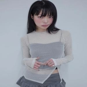 시크한 여름 비대칭 긴팔 티셔츠 메쉬 이너웨어 도트무늬 라운드 도트 네트탑 다재다능한 패셔너블 스플릿 디자인