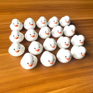 1-100Pcs 흰색 고무 오리 미니 오리 파티는 대량 오리를 선호합니다 여름 풀 부동 장난감 고무 오리 생일