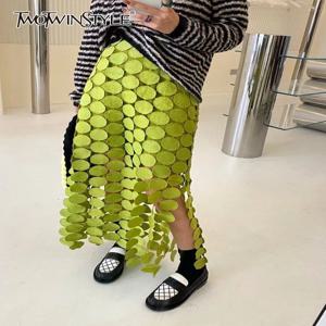 TWOTWINSTYLE 여성용 컷 아웃 스커트 하이 웨이스트 패치 워크 술 불규칙한 밑단 솔리드 미디 스커트 여성 여름 의류 스타일