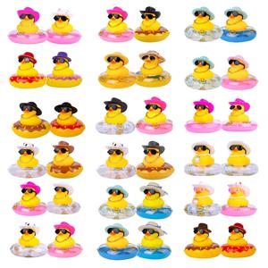 2 세트 자동차 오리 미니 고무 Duckies 장난감 자동차 대시 보드 노란색 지프 오리 파티 호의 자동차 장식 자동차 액세서리 테이블 장식품