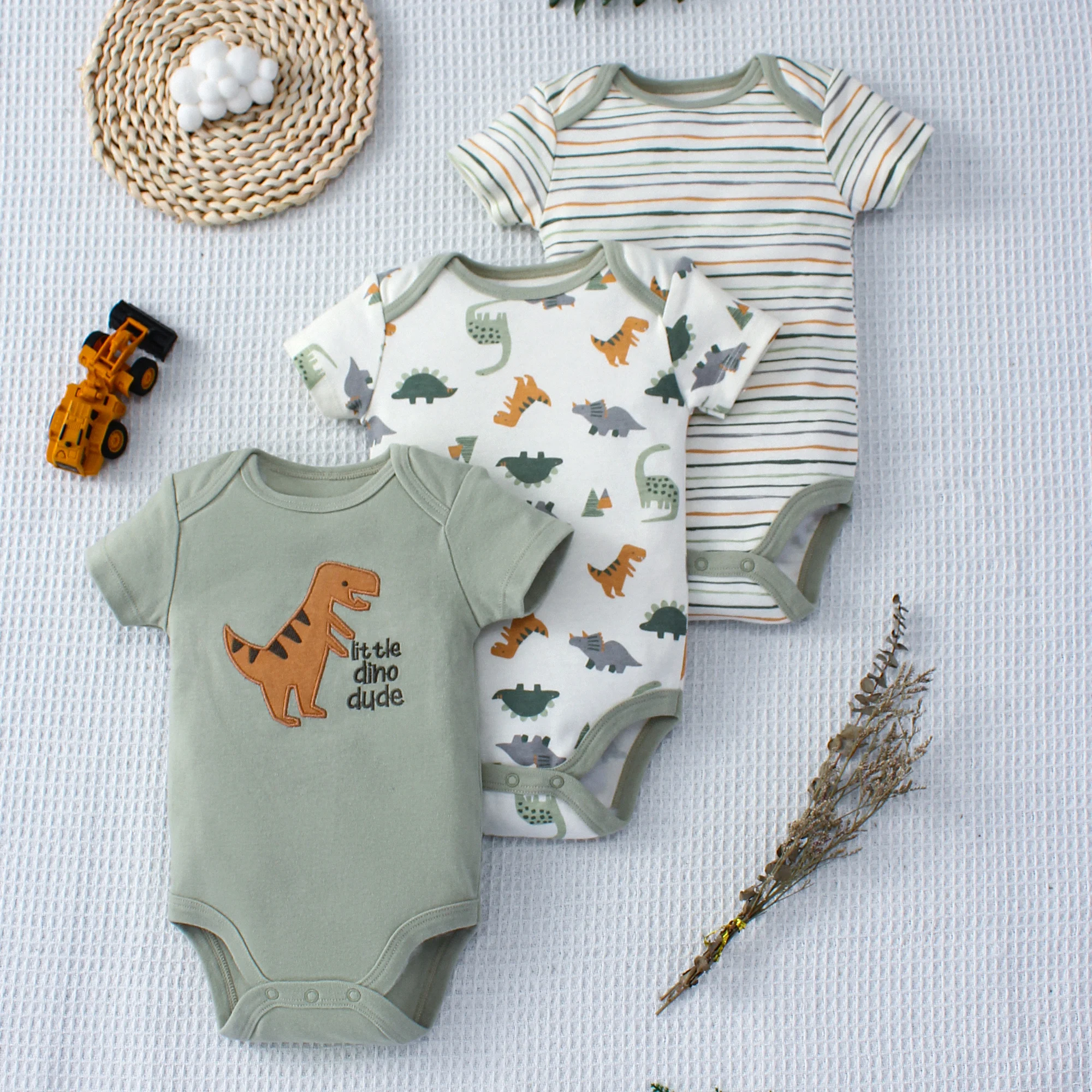 3PCS 여름 아기 Bodysuit 0-9 개월 된 소년을위한 만화 공룡 패턴과 스트라이프 패턴 버튼 디자인 세트