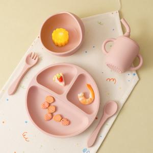 새로운 BPA 무료 실리콘 아기 먹이 세트 빨판 그릇 식사 요리 접시 밀짚 컵 숟가락 포크 어린이를위한 어린이 식기