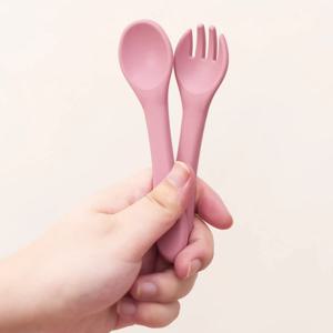 2PCS BPA 무료 부드러운 실리콘 숟가락 포크 먹이 세트 아기 먹이 단단한 음식 숟가락 유아 칼 붙이 어린이 식기