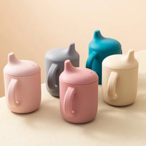 유아 및 어린이를위한 1PCS 아기 먹이 실리콘 컵 휴대용 학습 손 생크 식수 컵 아기 물건