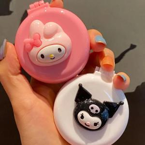 Kawaii Sanrio 헬로 키티 메이크업 거울 Y2K Anime Kuromi Melody Cinnamoroll 귀여운 접이식 에어백 빗 미니 기내 반입 소형 거울