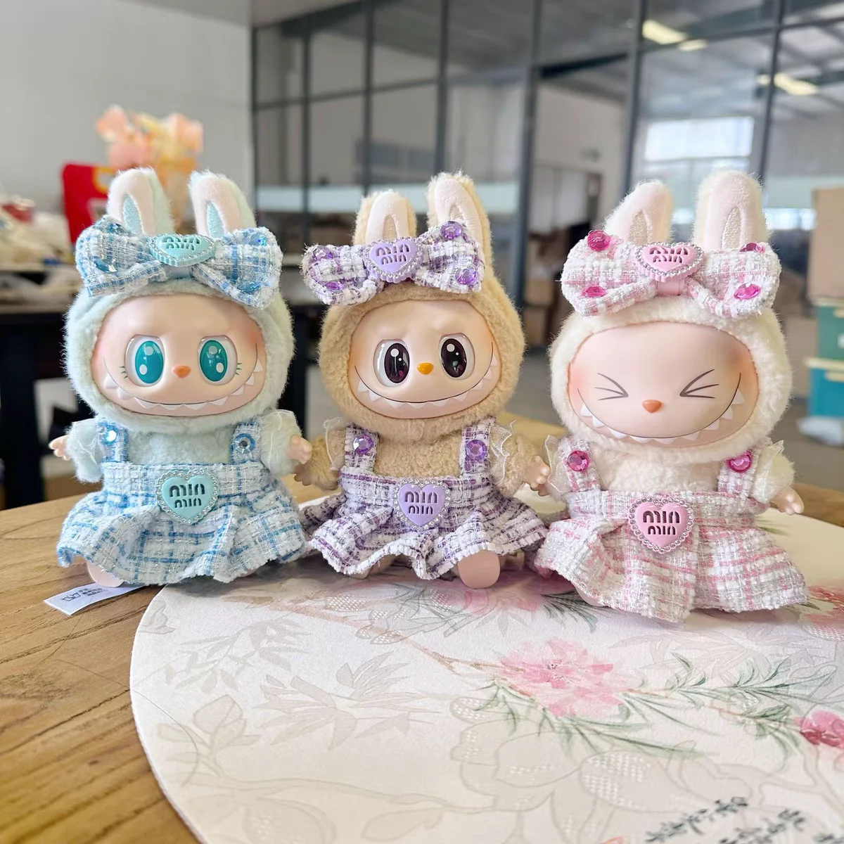 Labubu 앉아 파티 시리즈 클래식 드레스 그리드 스타일 Labubu v1 v2 아이 선물 Labubu 의류 디자인 스타일에 대한 작은 향수