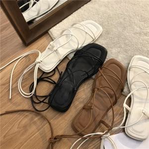 여름 슬리퍼 여성 샌들 좁은 빈티지 스퀘어 발가락 플랫 크로스 스트랩 끈 샌들 V 모양 디자인 신발 여성 플러스 Size43