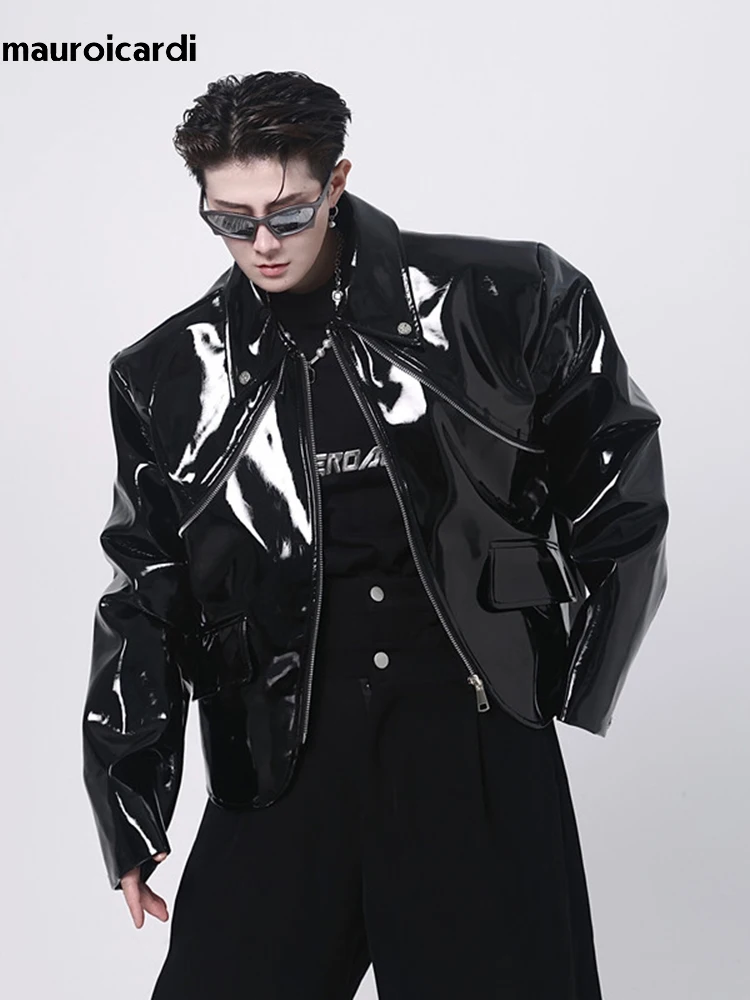 Mauroicardi 봄 가을 멋진 느슨한 짧은 검은 반짝 이는 반사 특허 가짜 가죽 자켓 남자 지퍼 럭셔리 디자이너 의류