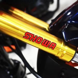 2pcs 반사 오토바이 프론트 포크 레이싱 헬멧 스티커 Yamaha Honda Suzuki Ktm Kawasaki Benelli BMW KTM 용 Showa 데칼