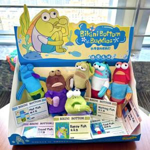 Beechburg 거짓말 플랫 물고기 유행 블라인드 박스 귀여운 배낭 장식 팬을위한 박제 장난감 Collectible Plushies Online Drawbox