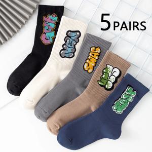 5쌍 남성용 멀티컬러 크루 양말, 그래피티 레터링, 스트리트 스타일, 독특함, 편안함, 통기성, 수분 흡수
