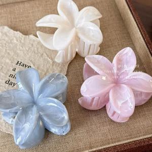 Frangipani 신선하고 달콤한 계란 꽃 머리 뒤 디스크 머리 상어 클립 머리 장식 클로 헤어 클립 여성용