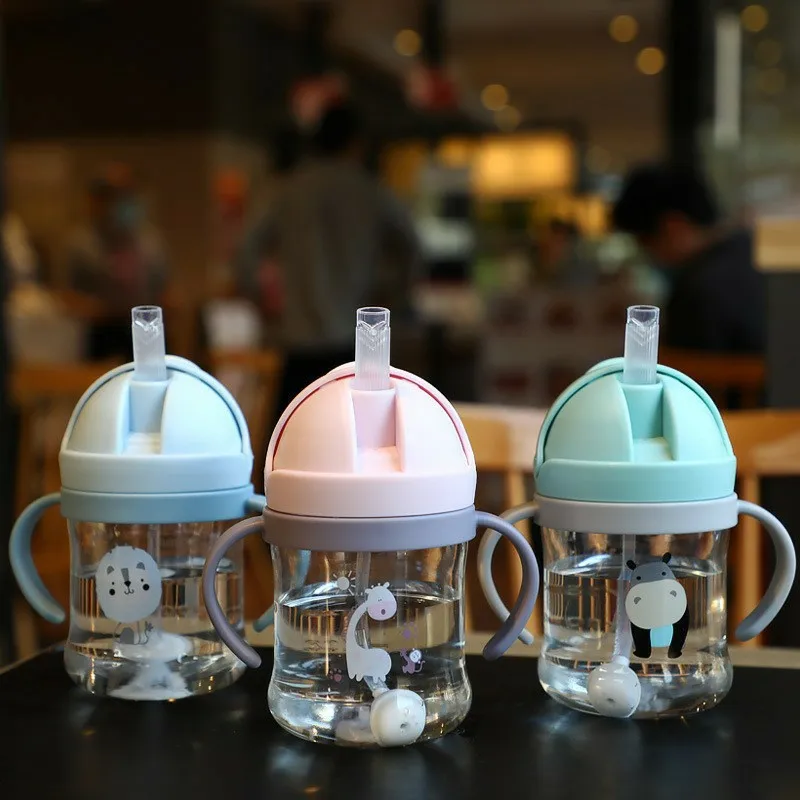 짚으로 250ml 아기 먹이 컵 아이들은 먹이 마시는 병을 배웁니다. 짚으로 어린이 훈련 컵