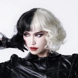 여자 Crurlla 드레스 합성 가발 여자 Cruella 코스프레 흑백 곱슬 짧은 Deville 곱슬 전체 머리 커버