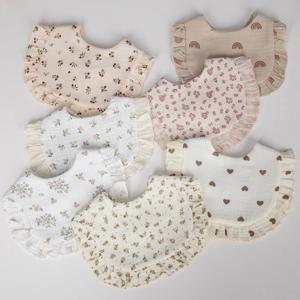 꽃 프린트 아기 Bibs 조정 가능한 스냅 타액 수건 프릴 가장자리 모슬린 코튼 Burp Cloths 레인보우 A 등급 소녀 먹이 스카프