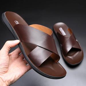 남성용 슬리퍼 크로스 스트랩 슬리퍼 플랫 가죽 비치 신발 Ltalian Style Mens 슬리퍼 품질 욕실 남성용 슬라이드 샌들
