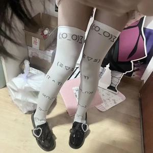 흰색 낙서 편지 인쇄 긴 양말 하라주쿠 무릎 허벅지 높은 스타킹 Y2K 코스프레 귀여운 양말 카와이