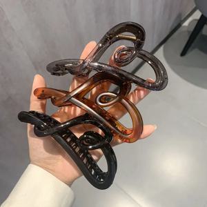 1pc 기질 매트 러브 그립 여성용 헤어 클립 간단하고 하이 엔드 새 봄/여름 상어 클립 헤드 피스