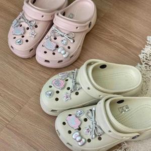 MINISO 헬로 키티 은빛 구두 매력 세트 나막신 및 샌들을위한 귀여운 만화 플라스틱 장식 소년 소녀를위한 완벽한 선물