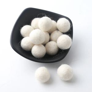 20pc 20mm 크리스마스 양모 펠트 공 양모 Pom Poms 안전하고 진정 Gumball 구슬 DIY 공예 라운드 양모 펠트 공 반지 딸랑이 만들기