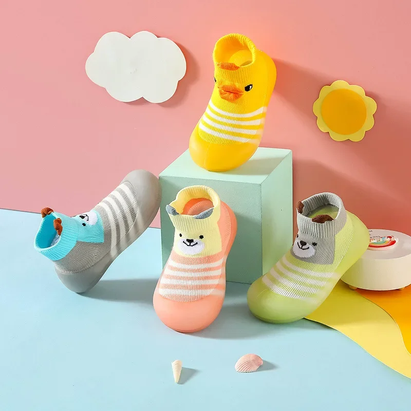 소년과 소녀를 위한 새로운 편안하고 통기성이 있으며 미끄럼 방지 여름 실내 및 실외 부드러운 밑창 유아용 신발,