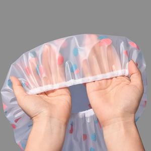 머리카락이 젖거나 기름진 물이 달라붙는 것을 방지하고 모발을 관리하기 위해 샤워를 할 때 사용하는 샤워캡