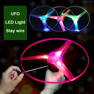 재미 있은 회전 전단지 빛나는 UFO 비행 접시 LED 라이트 핸들 플래시 어린이를위한 부모-자식 대화 형 장난감 야외 게임