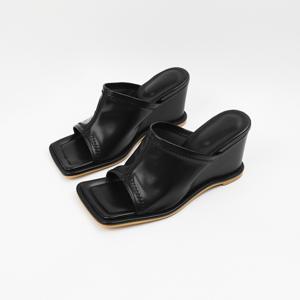 [롯데백화점][신난다슈]여성 뮬 슬리퍼 힐 8cm 여름 웨지 뮬 샌들힐 하이힐 키높이 통굽 MR259398 블랙