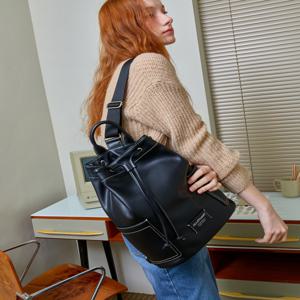 [질스튜어트 뉴욕 액세서리]  JABA4E957BK [젤라또] 블랙 인조가죽 스티치 슬링백 (보부상가방
