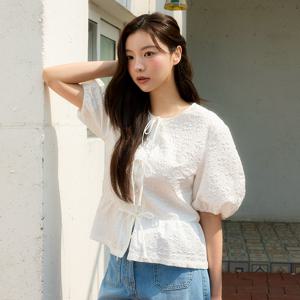 엠보 텍스처 리본 볼륨 소매 블라우스 OW5XB4020