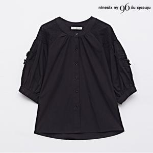 정상가:69,000원 | 플라워 입체 자수 펀칭 루즈핏 셔츠 (NO1BA036L0)