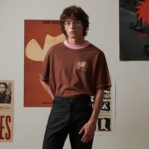 [최초가 63,000원] [COLLECTION LINE] 핸드 프린트 디테일 코튼 반팔 티셔츠 브라운