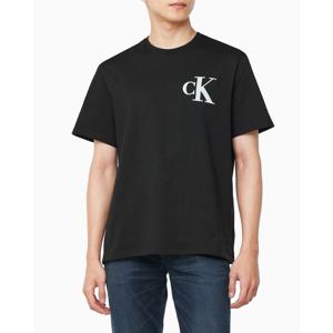 CK진  남성 릴렉스핏 바시티 CK 로고 패치 반팔 티셔츠(4RB848G)