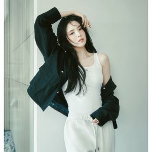 [지오다노] 여자 나일론 크롭 하이넥 스트링 숏 점퍼 375511